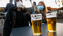 Pirmadienio vakarą žmonės būriavosi lauko kavinėse Vilniuje
