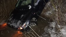 Jonavos rajone į upelį nulėkė &bdquo;Lexus&ldquo;