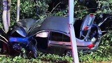 Naujoje Vilnioje BMW rėžėsi į stulpą ir medį
