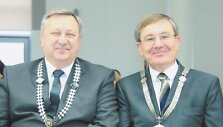 &Scaron;iaulių rajono meras A. Gaubas (kairėje) ir miesto meras J. Sartauskas tik vie&scaron;uose renginiuose sėdi kartu su &scaron;ypsenomis. Abu merai yra lyg tie ožiukai ant tiltelio &ndash; principiniai nesutarimai įkaitais laiko niekuo dėtus talentingus vaikus.
