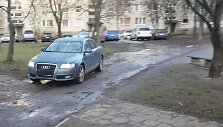 &bdquo;Audi&ldquo; važiuoja pėsčiųjų takais Kalvarijų gatvės kieme Vilniuje