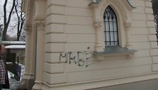 Terlionė ant Vilei&scaron;ių &scaron;eimos memorialo Rasų kapinėse