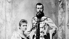 Romanovų dinastijos Rusijos caras Nikolajus II su būsima žmona Vokietijos princese Aleksandra