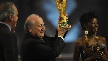 FIFA prezidentas Seppas Blatteris laikė pagrindinį trofėjų