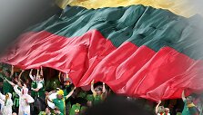 Lietuvos krep&scaron;inio sirgaliai su didžiule Lietuvos vėliava