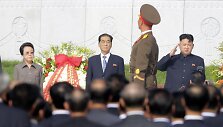 Kim Kyong Hui (kairėje) ir Kim Jong Unas (de&scaron;inėje)