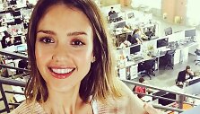 Jessica Alba savo kompanijos &bdquo;The Honest Company&ldquo; biure