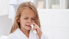 Taip, labai nemalonu sirgti alergine liga, tačiau daugumai žmonių ji nebūna visą gyvenimą vienodo sunkumo. Ypač maži vaikai linkę &bdquo;i&scaron;augti&ldquo; savo alergijas, todėl reikia neprarasti vilties ir stengtis gyventi visavertį gyvenimą.