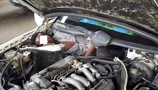 Vyras rastas įsispraudęs už automobilio variklio