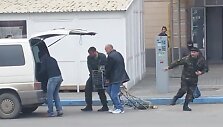 Kryme vyrai ne&scaron;a i&scaron; žurnalistų pavogtą įrangą