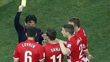 Futbolo rungtynių teisėjas Yuichi Nishimura rodo geltoną kortelę kroatui Dejanui Lovrenui (6)