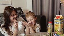Pavasariu kvėpuojanti Aistė Velykoms ruo&scaron;ia savo vizitinę kortelę &ndash; ramunėlėmis dekoruotą saldų zuikį
