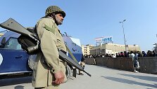 Ginkluoti kariai Pakistano gatvėse &ndash; įprastas reginys.