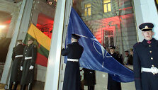 NATO vėliavos pakelimo cermeonija 2004 metais