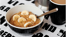 Avižinių dribsnių ko&scaron;ė su bananais ir rie&scaron;utų sviestu