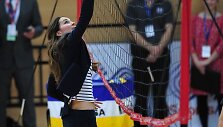 Kembridžo hercogienė Catherine žaidžia tinklinį.