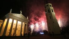 Griausmingomis dainomis, simboliniais fejerverkais, įvairiais tautiniais pasididžiavimais, skirtingomis tarmėmis trečiadienio vakarą aidėjo Katedros aik&scaron;tė.