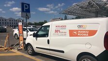 Mikroautobusas su &bdquo;Senukų&ldquo; reklama, pastatytas neįgaliųjų automobiliams skirtoje vietoje