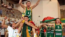 Jonas Valančiūnas (apačioje) džiaugiasi