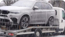 Automobilis, kuriuo trys jauni vyrai lėkė nuo pareigūnų Plungės gatvėmis, buvo i&scaron;vežtas ant vilkiko.