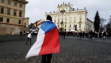 Vyras apsigaubęs Čekijos vėliava eina į Vaclavo Havelo laidotuvių ceremoniją.