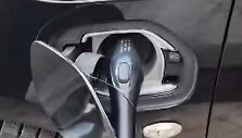 Stasiūnų katilinėje darbuotojas krovė savo elektromobilį