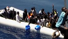 VIDEO kadras: Migrantai Viduržemio jūroje bando i&scaron;sigelbėti i&scaron; skęstančio laivo