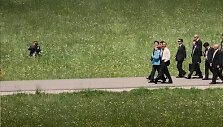 Angelos Merkel dovana P.Souzai &ndash; nuotrauka, kurioje užfiksuotas pats P.Souza, fotografuojantis A.Merkel ir B.Obamą