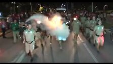 Protestuotojas bando užgesinti olimpinę ugnį