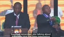 Per Nelsono Mandelos pagerbimo ceremoniją vertėjavęs apsimetėlis Thamsanqa Jantjie (de&scaron;inėje)