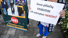 Protestas prie&scaron; migrantų apgyvendinimą Dieveni&scaron;kėse