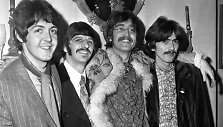 Johnas Lennonas (trečias i&scaron; kairės) ir  &bdquo;The Beatles&ldquo;
