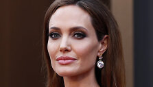 Actress Angelina Jolie arrives, wearing a Elie Saab gown, at the 86th Academy Awards in Hollywood, California March 2, 2014. REUTERS/Lucas Jackson (UNITED STATES TAGS: ENTERTAINMENT) (OSCARS-ARRIVALS)