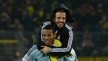 "Hamburg" žaidėjai Dennisas Aogo ir Rafaelis van der Vaart džiaugiasi pergale 