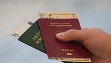 Į dokumentus &bdquo;netyčia&ldquo; pakliuvę pinigai