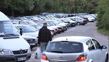 Automobilių aik&scaron;telė pilnut pilnutėlė.