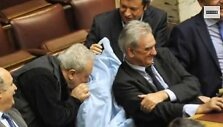Graikijoje posėdžio metu politikas ėmė uostyti kolegės paltą.