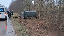 Zarasų rajone apvirto medžiotojus vežęs automobilis / Utenos AVPK nuotr.