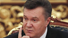 Ukrainian President Viktor Yanukovich gestures after a ceremony to sign bilateral documents with his Lithuanian counterpart Dalia Grybauskaite, in the Ukrainian capital Kiev, November 22, 2011. REUTERS/Gleb Garanich (UKRAINE - Tags: POLITICS)
