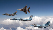 Prie&scaron;ą imituojančių naikintuvų &bdquo;F-15 Eagles&ldquo; ir &bdquo;F-16 Fighting Falcon&ldquo; skrydis