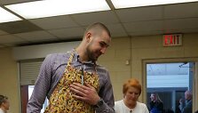 Jonas Valančiūnas padėjo gaminti cepelinus