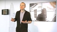 Londone studijuojantis lietuvis Julijonas Urbonas demonstruoja mirties karuselės &bdquo;Euthanasia Coaster&ldquo; (liet. eutanazijos kalneliai) koncepciją.