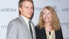 Woody Alleno sūnus Ronanas Farrow ir jo motina, aktorė Mia Farrow