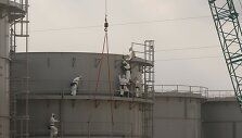 Darbuotojai prie Fuku&scaron;imos-1 atominės elektrinės stato vandens rezervuarus