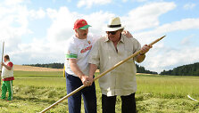 Aleksandras Luka&scaron;enka mokė Gerardą Depardieu &scaron;ienauti
