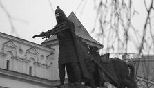 Kunigaik&scaron;tis Gediminas pasipuo&scaron;ė akiniais.