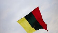 Keliama Lietuvos vėliava