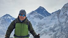 Geriausiai Everestas matosi nuo Kala Patthar kalno &ndash; už mano nugaros tamsiausias trikampis ir yra Everestas