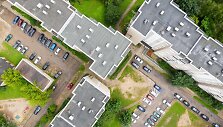 Automobiliai prie daugiabučių