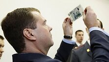 Rusijos prezidentas Dmitrijus Medvedevas Rusijos Banką ragino rečiau kaitalioti rublio kursą.